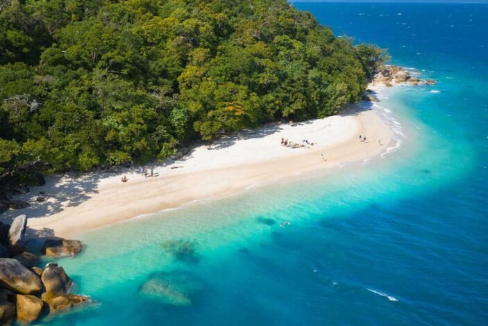 Keindahan pantai dan laut di Fitzroy Island, Cairns.